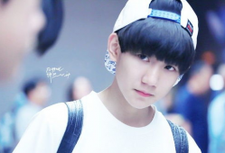 王源恋情吃瓜爆料图片高清,高清图片揭秘甜蜜瞬间